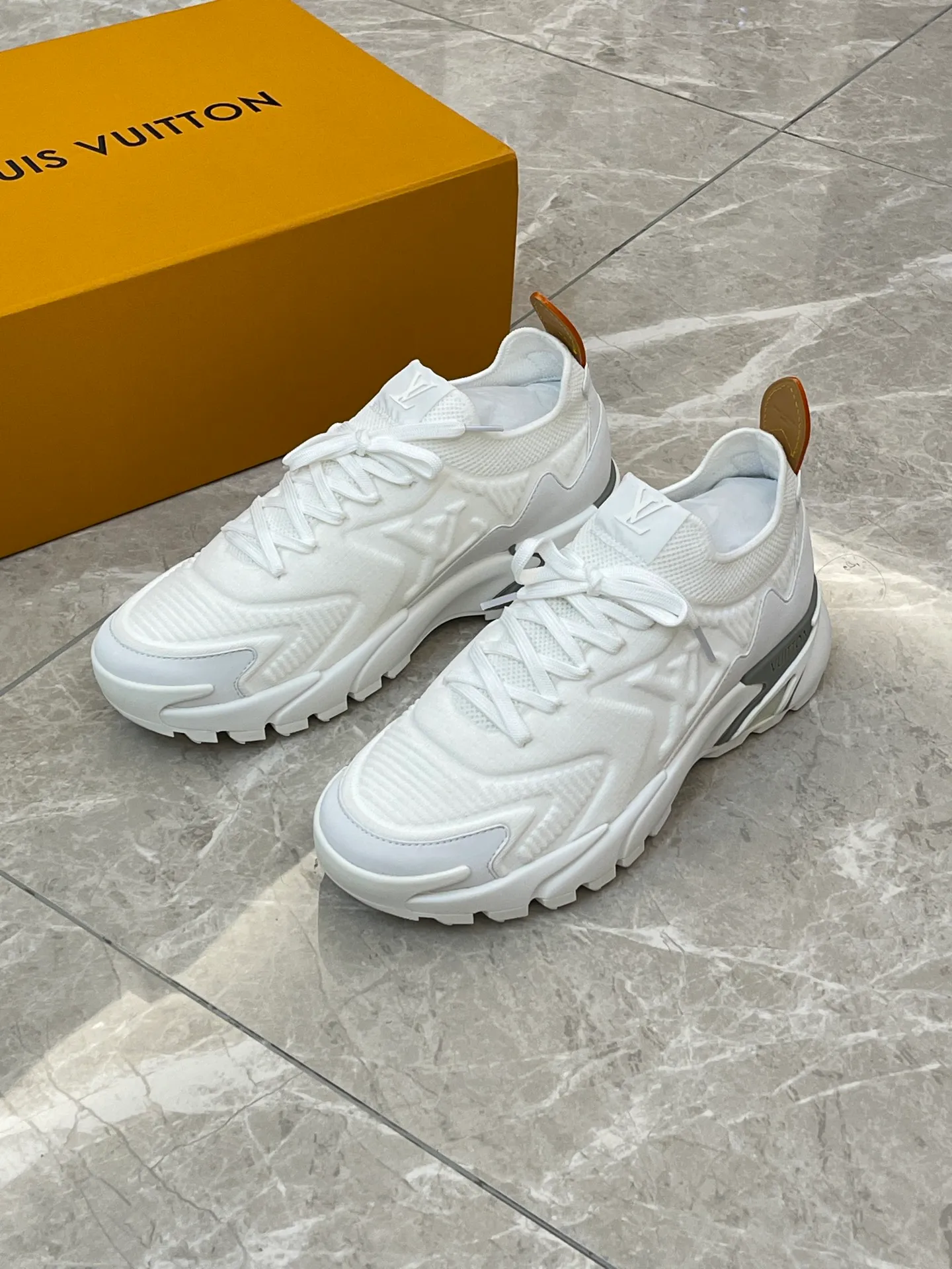 [L Home] Top P: 700💰 Size: 39-44 (customized at 38.45.46) LV Donkey Brand Louis Vuitton RUNNER TATIC new men's sneakers This LV Runner Tatic sneaker uses a whole piece of technical knitting to create an easy-to-take-off design, and then outlines the upper with cow leather trim. The LV logo on the side releases a dynamic atmosphere between the textures, the leather back strap is shaped like the handle fastener of the Louis Vuitton leather goods series, and the lightweight and wear-resistant two-tone rubber sole completes the whole. The toe and heel wrap details continue to provide comfortable fabric foot support, creating a stylish and stylish upper! Comes with full original packaging!